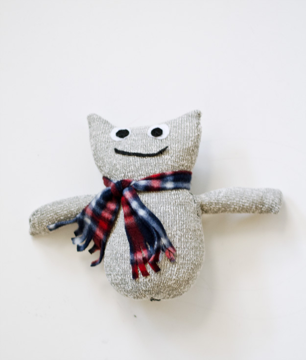 Make this adorable sock monster out of a sock and scarf from the Dollar Store!  www.happinessiscreating.com