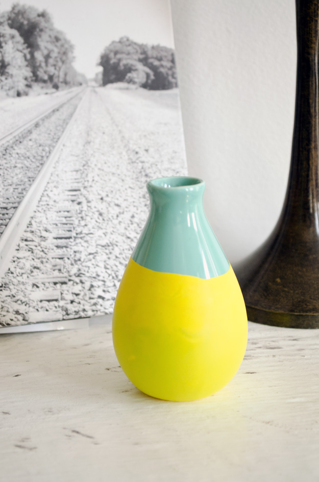 DIY "Painted" Vase. See how to paint a vase without paint ! #happinessiscreating